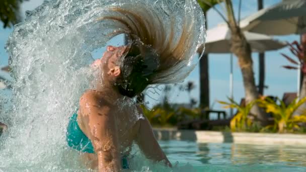 Pomalý Pohyb Zavřít Bruneta Dívka Luxusním Bazénu Ochlupuje Vlasy Spreje — Stock video