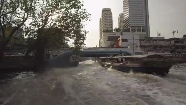 バンコク 2017年3月 レンズフレア カメラが離れて漂流するにつれて遠くに消える橋を渡る未知の人々 スピード違反の水上タクシーは カメラで通り過ぎる濁った川の水をフリル — ストック動画