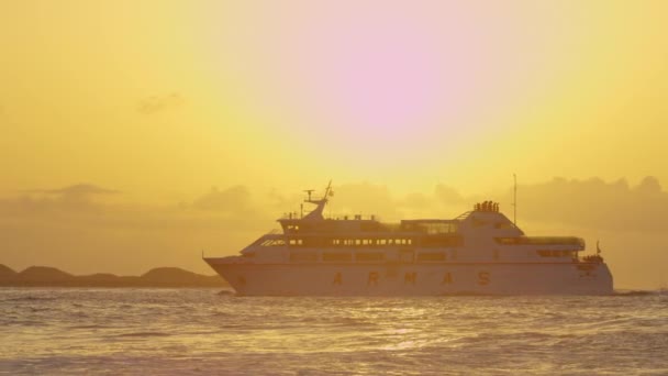 10月 2017 カナリア諸島 スペイン 黄金の朝に海に航海アルマスフェリー船 黄色の日の出にカナリア諸島のフェリールートに沿って人や車両を輸送するフェリーサービス — ストック動画