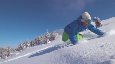 Ağır çekim yakın çekim: güneşli dağ backcountry kar püskürtme toz sürme ve toz döner, yapıyor Extreme snowboard. Eğleniyor snowboard bakırlı taze kar snowboard
