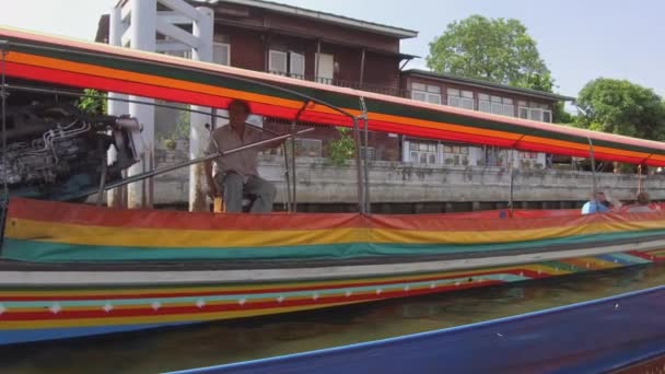 2017 관광객과 가이드 스티어링 무지개 투어를 수행하는 다채로운 보트의 지배에 — 비디오