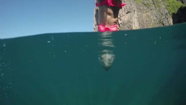 Slow Motion Połowa Podwodne Beztroskiej Kobiety Skoki Głowę Pierwszy Krystalicznie — Wideo stockowe