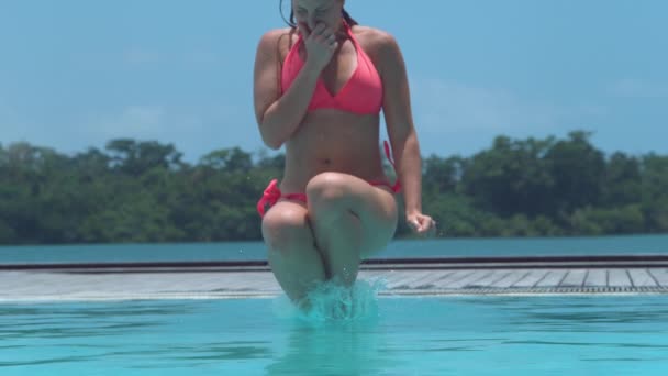Lassú Mozgás Szoros Fel Szép Mosolygó Lány Rózsaszín Bikini Fürdőruha — Stock videók