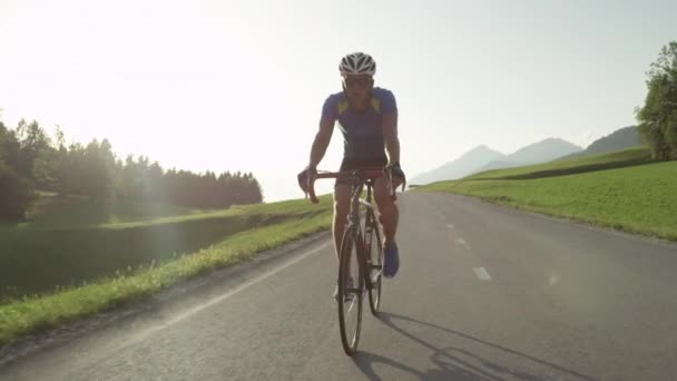 Atlético Joven Macho Pisando Pedales Bicicleta Carretera Fresco Durante Carrera — Vídeos de Stock