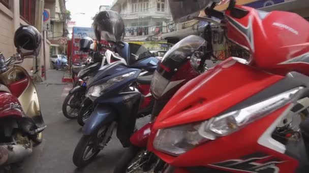 2017年3月 滑板车整齐地组织在人行道上 头盔放在车把上 停放在人行道上的摩托车 使交通可以自由通过当地商店 — 图库视频影像