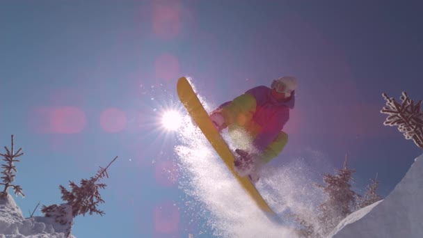 Slow Motion Bliska Extreme Snowboardzista Jazda Proszku Robi Włącza Proszku — Wideo stockowe