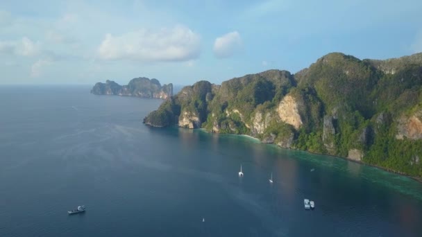 Aerial Voando Longo Grande Penhasco Calcário Coberto Vegetação Tropical Exuberante — Vídeo de Stock