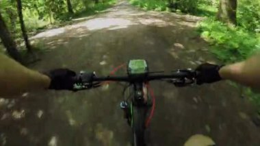 Pov: Elektronik bisikletle macadam yolunda seyreden tanınmayan bisikletçi. Aktif bisikletçi orman güzergahı üzerinde onun e-bisiklet sürme güneşli açık havada zevk. Doğada aktif bisiklet kalan atletik erkek.