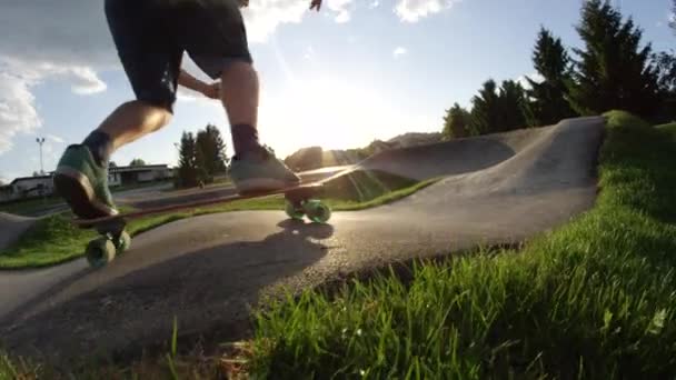 Slow Motion Low Angle Lens Flare Giovane Skateboarder Percorrendo Abilmente — Video Stock