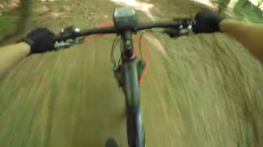 Pov: Tanınmayan bisiklet binici güzel bir güneşli doğada ebike yokuş aşağı gidiyor. Orman yolunda elektrikli bisikletle yüksek hızda hareket eden ekstrem bisikletçi. Atletik bisikletçi açık hava aktivitesi zevk