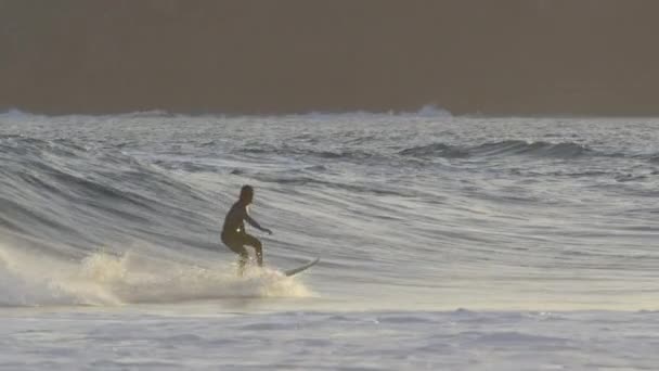 Slow Motion Pro Rider Surf Fresco Onde Oceaniche Alla Spiaggia — Video Stock