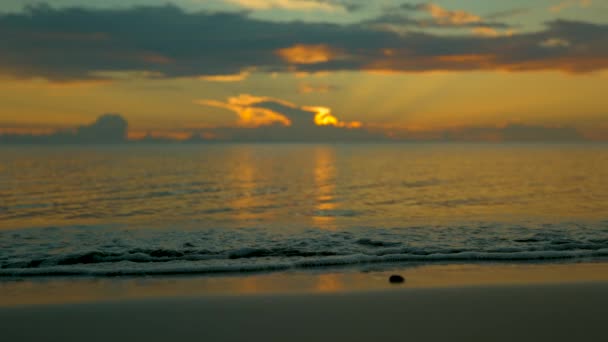 慢动作 小发泡的海洋膨胀在日落时分在宁静的沙滩上 消失的金色阳光照耀在黑暗的热带海滩上 温和的海浪在黄昏到达异国情调的海岸 — 图库视频影像