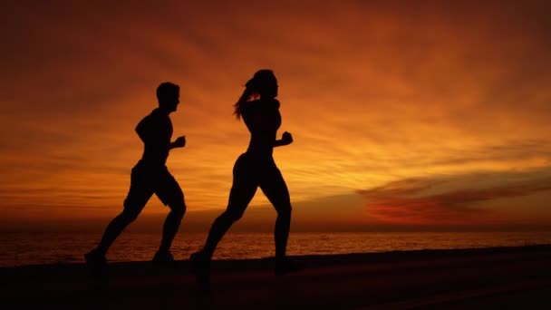 Mujer Joven Hombre Correr Por Noche Una Noche Impresionante Orilla — Vídeo de stock