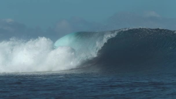 Fechar Impressionante Tiro Onda Tubo Enorme Bater Perto Ilha Exótica — Vídeo de Stock