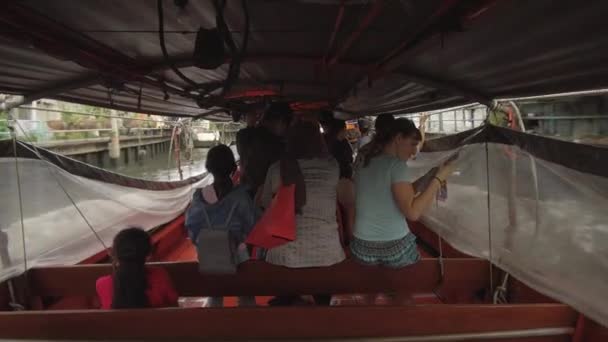 Бангкок Таиланд Март 2017 Молодой Кавказский Турист Сидит Рядом Местными — стоковое видео