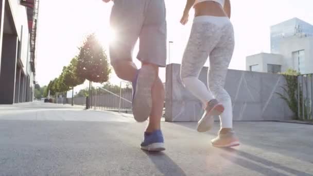 Güneşli Şehir Sokaklarını Birlikte Çalışan Genç Bir Beyaz Çift Tanınmayan — Stok video