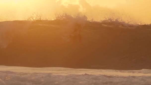 Slow Motion Surfista Masculino Rema Uma Grande Onda Oceânica Uma — Vídeo de Stock