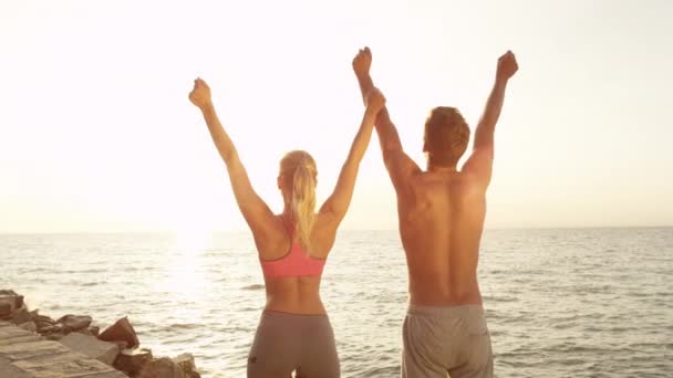 Giovane Fidanzato Fidanzata Che Fanno Jogging Insieme Mare Soleggiato Uomo — Video Stock