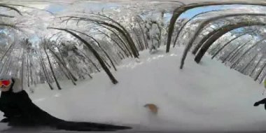 Ağır çekim yakın çekim: güneşli dağ backcountry kar püskürtme toz sürme ve toz döner, yapıyor Extreme snowboard. Eğleniyor snowboard bakırlı taze kar snowboard