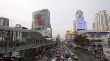 Bangkok, Tayland - Mart 2017, Pov: Meyve pazarına gitmek için yoldan geçmeden önce trafiği yönlendiren inşaat işçisinin yanında bekliyor. Yansıtıcı ceket yerel Tay adam Bangkok trafik uzakta sallayarak. 