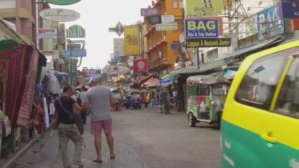 バンコク 2017年3月 日当たりの良いバンコクで人気の旅行者地区 カオサンロードを散策するポブ無数の観光客 カラフルなお土産スタンドを見て多数のバックパッカーや観光客 — ストック動画