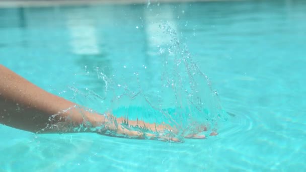 Zeitlupe Nahaufnahme Schöne Lächelnde Mädchen Rosa Bikini Badeanzug Sitzt Rande — Stockvideo