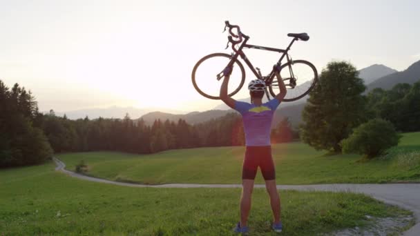 Giovane Ciclista Estatico Solleva Sua Bicicletta Strada Splendide Montagne Felice — Video Stock