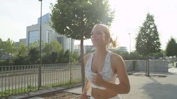 Slow Motion Close Lense Flare Vrolijke Jonge Vrouw Joggen Straten — Stockvideo