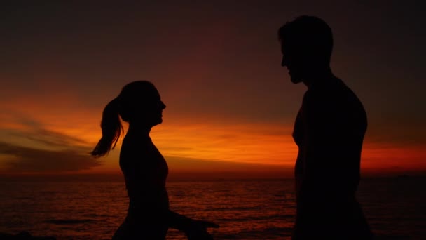 Young Woman Man Evening Jog Breathtaking Evening Seaside Awesome Slow — Stock Video