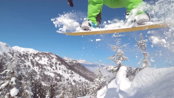 慢动作关闭 极端滑雪板骑粉和做粉轮 在阳光下的山区喷洒雪 滑雪板有乐趣滑雪板在新鲜的雪背道而驰 — 图库视频影像