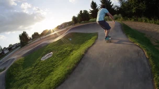 Zeitlupe Linsenschlag Skateboarder Profi Cruist Bei Sonnenuntergang Mit Seinem Longboard — Stockvideo