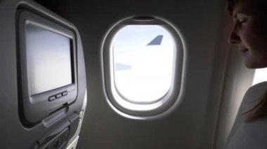 Pov, Close Up: Kadın yolcu gölge kapatır önce uçak penceresinden bakıyor. Kadın uzun bir uçuş sırasında uçak penceresinden bakar sonra iniş başlamak için kör aşağı çeker.