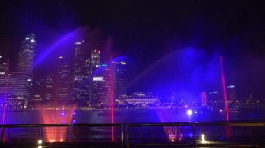 Singapur, Ekim 2017: gece zaman renkli lazer gösterisi Marina Bay, büyüleyici. Singapur turist çeken harika renklerde sıçramasına. Gece yarısı şehir manzarası görünümünü.