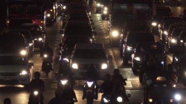 Slow Motion, Yakın Banliyö motosiklet li araçlardan önce trafik sıkışıklığına bir başlangıç yapın. Sayısız yavaş yavaş araba ve scooter hareket, kalabalık bir gecede karayolu aşağı sürüş. Bangkok yaşam tarzı.
