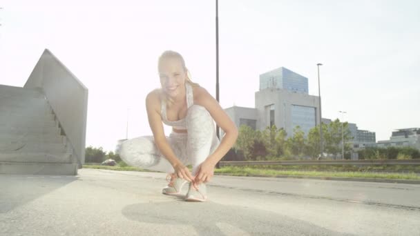 Movimiento Lento Destello Lente Retrato Sonriente Chica Forma Ata Sus — Vídeos de Stock