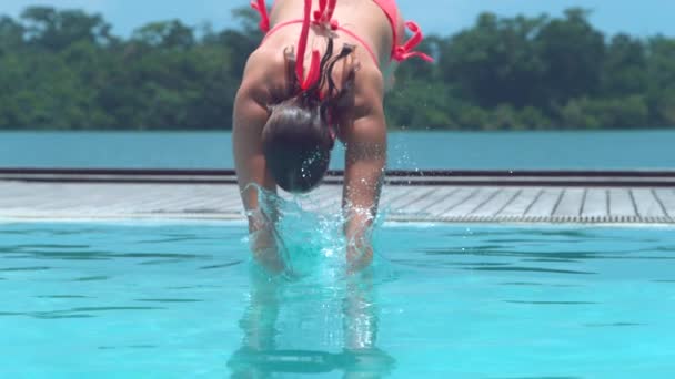 Slow Motion Fechar Linda Menina Sorridente Biquíni Rosa Maiô Sentado — Vídeo de Stock