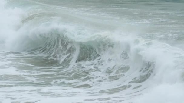 Movimiento Lento Cerrar Ola Del Océano Turbio Salpica Salvajemente Playa — Vídeos de Stock