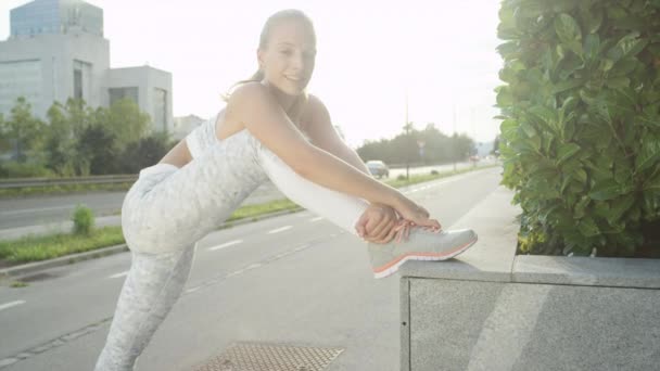 Медленное Движение Молодая Блондинка Улыбается Растягивая Ногу После Пробежки Веселая — стоковое видео
