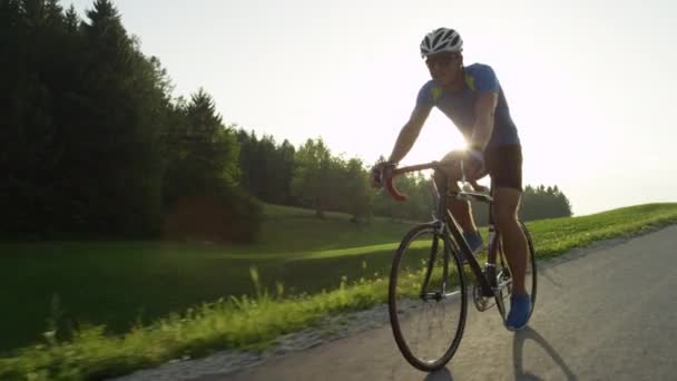 Atlético Joven Macho Pisando Pedales Bicicleta Carretera Fresco Durante Carrera — Vídeo de stock