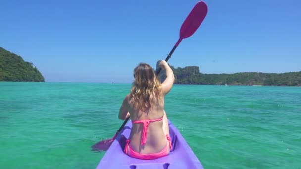 Müthiş Tatil Üzerinde Aktif Kafkas Kız Muhteşem Kumlu Plaja Doğru — Stok video