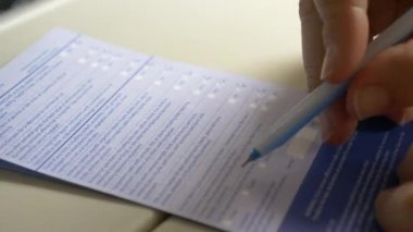 Dof yakından: Tanınmayan kadın okur ve uçak pencerenin yanında otururken Göçmenlik formu doldurur. Ticari uçak yönetim kurulunda verilen anket işaretleme beyaz kadın gezgin