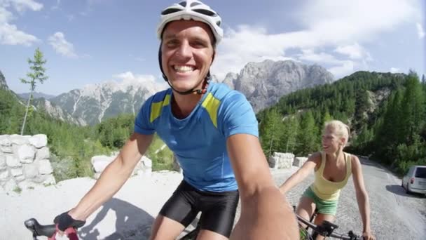 Αργή Κίνηση Selfie Χαρούμενο Σπορ Ζευγάρι Ποδηλασία Πάνω Βουνό Δρόμο — Αρχείο Βίντεο
