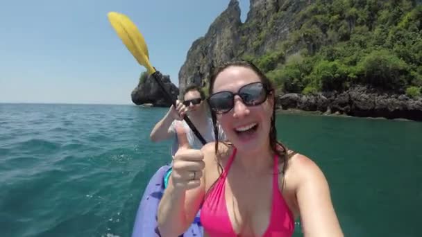 Selfie Gelukkige Jonge Blanke Vrouw Met Zonnebril Golven Tijdens Exotische — Stockvideo