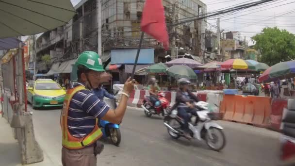 Bangkok Thailandia Marzo 2017 Pov Attesa Accanto Muratore Dirigere Traffico — Video Stock