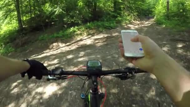 Pov Stracił Rowerzysta Cross Country Sprawdzając Swoją Lokalizację Smartfonie Środku — Wideo stockowe