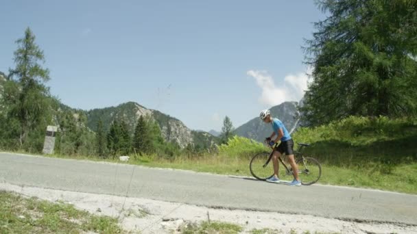 Moción Lenta Derrotado Por Empinada Carretera Montaña Ciclista Profesional Camina — Vídeo de stock