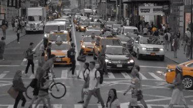 New York, ABD - 23 Eylül 2016: Meşgul yerel cadde boyunca kaldırımlar üzerinde yürüyen insanlar geçiş road, kalabalık. Trafik sıkışıklığı New York şehrinin Metropolis'te rush hour sırasında bekleyen sarı taksileri