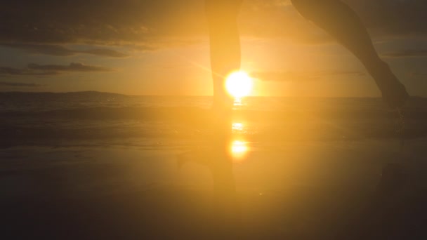 Слоу Мийон Заключитель Линс Неузнаваемая Женщина Бегает Мирному Пляжу Туманное — стоковое видео