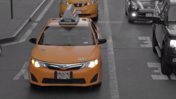 美国纽约 2016年9月23日 人们过马路 沿着繁忙的当地街道走在拥挤的人行道上 纽约市大都会高峰时段交通堵塞的黄色出租车等待 — 图库视频影像