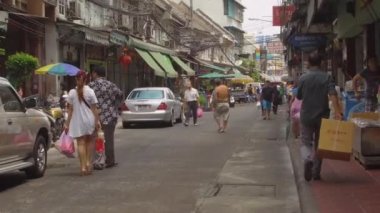 Bangkok, Tayland - Mart 2017, Pov: Tayland'ın dünyaca ünlü etnik mahallesinde dolaşan Taylandlılar. Canlı Chinatown trafik cool birinci kişi görünümü ve insanlar ilçe etrafında yürüyüş 